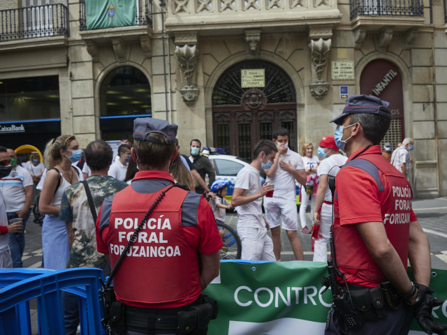 Agentes de la Policía Foral controlan la afluencia de gente en la Plaza del Consistorio en el momento en el que de celebrarse los Sanfermines 2020 hubiera tenido lugar el famoso chupinazo, en Pamplona, Navarra (España), a 5 de julio de 2020. Pamplona afro