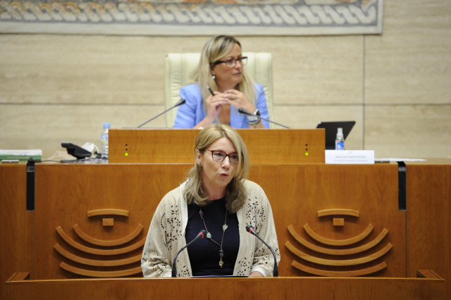 Cristina Teniente en su intervención para solicitar una comisión de investigación sobre el Covid en las residencias extremeñas.