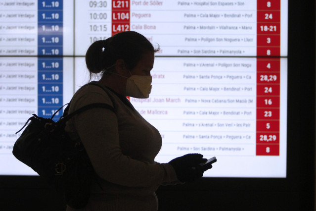 Agentes de la Policía Nacional controlas las inmediaciones de la estación Intermodal