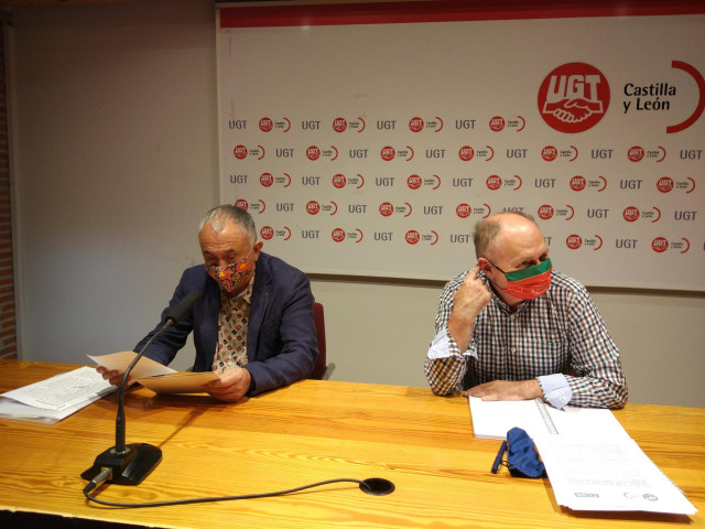 El secretario general de UGT, Pepe Álvarez, (i) junto al secretario del sindicato en Castilla y León, Faustino Temprano, en una rueda de prensa en Valladolid.