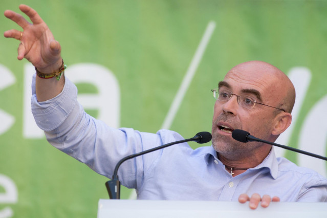 El vicepresidente primero de Vox, Jorge Buxadé, participa en un mitin del partido en la Plaza Ángel Fernández Gómez de Lugo, Galicia (España), a 3 de julio de 2020.