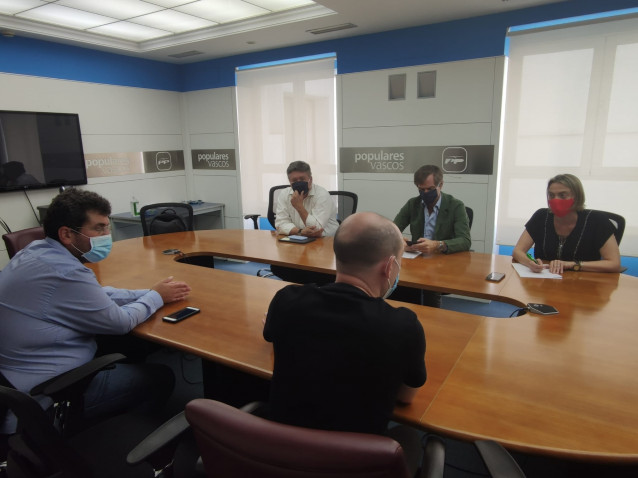 Los candidatos de PP+Cs Raquel González y Luis Gordillo reunidos con representantes de los trabajadores de ambulancias del País Vasco
