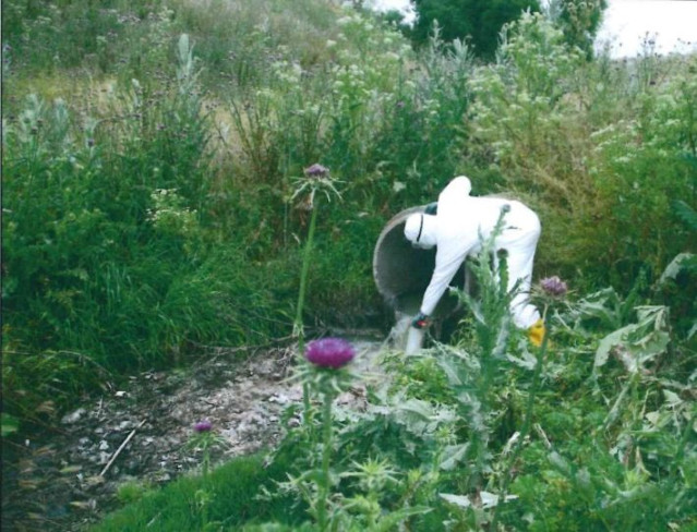 Agentes del Seprona realizan un muestro en un vertido ilegal de aguas fecales al río Manzanares en Getafe