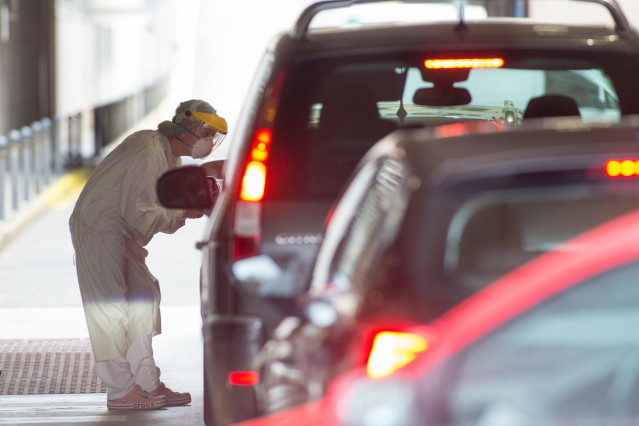 Pruebas de COVID-19 desde el coche en las inmediaciones de Burela, Lugo, Galicia (España), a 6 de julio de 2020. Burela es uno de los municipios de la comarca de A Mariña, El AVID-Auto del Hospital da Costa está saturado