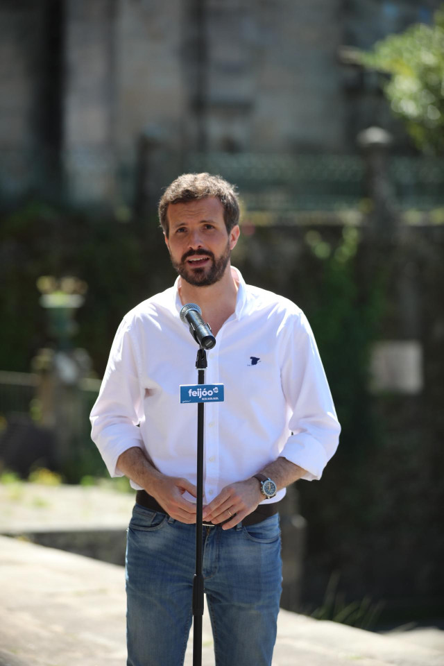El presidente del PP, Pablo Casado, realiza una intervención en Pontevedra en el marco de las elecciones gallegas del 12J, tras recorrer parte del Camino Portugués por el centro de la ciudad, en Pontevedra (Pontevedra/Galicia/España) a 4 de julio de 2020.