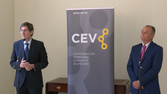 El presidente de Bankia, José Ignacio Goirigolzarri, y el presidente de la Confederación Empresarial de la Comunitat Valenciana (CEV), Salvador Navarro, tras la reunión que han mantenido este jueves en València.