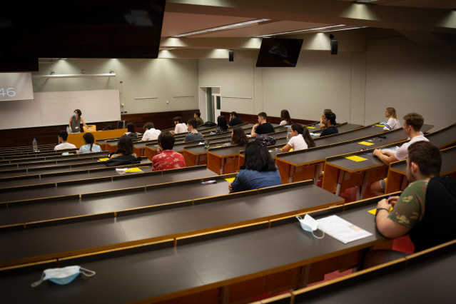 Estudiantes de bachillerato antes de comenzar los exámenes de la Evaluación para el Acceso a la Universidad (EvAU) en el Campus Ciutadella en Barcelona.