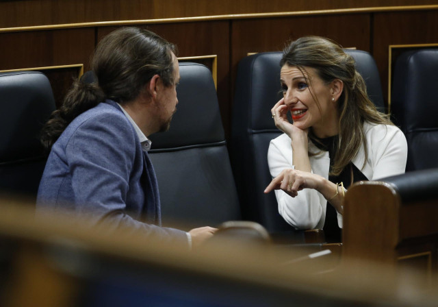 La ministra de Trabajo, Yolanda Díaz, habla con el vicepresidente de Derechos Sociales y para la Agenda 2030, Pablo Iglesias