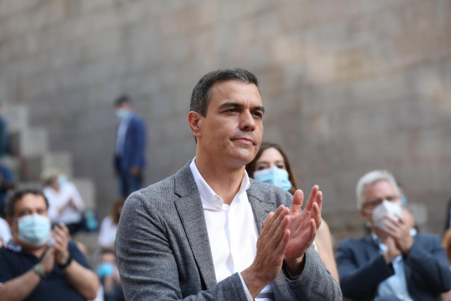 El presidente del Gobierno, Pedro Sánchez, aplaude en un acto en la Plaza de los Fueros de Vitoria, para apoyar a la candidata a lehendakari del PSE-EE, Idoia Mendia, en Vitoria-Gasteiz, Álava, País Vasco (España), a 9 de julio de 2020.