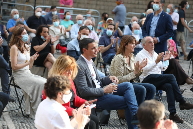 El presidente del Gobierno, Pedro Sánchez (3d); y la candidata a lehendakari del PSE-EE, Idoia Mendia (2d), en un acto en la Plaza de los Fueros de Vitoria, para apoyar a, en Vitoria-Gasteiz, Álava, País Vasco (España), a 9 de julio de 2020.