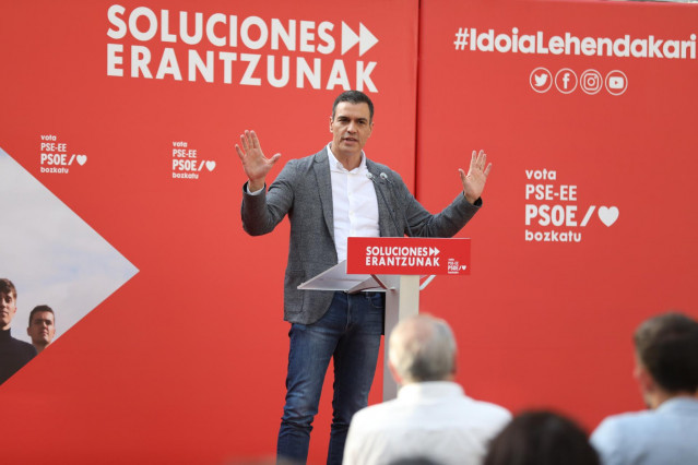 El presidente del Gobierno, Pedro Sánchez, durante su intervención un acto en la Plaza de los Fueros de Vitoria para apoyar a la candidata a lehendakari del PSE-EE, Idoia Mendia, Vitoria-Gasteiz, Álava, País Vasco (España), a 9 de julio de 2020.