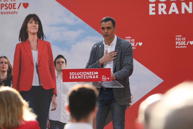 El presidente del Gobierno, Pedro Sánchez, durante su intervención un acto en la Plaza de los Fueros de Vitoria para apoyar a la candidata a lehendakari del PSE-EE, Idoia Mendia, Vitoria-Gasteiz, Álava, País Vasco (España), a 9 de julio de 2020.