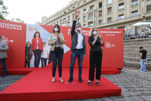 El presidente del Gobierno, Pedro Sánchez (c); y la candidata a lehendakari del PSE-EE, Idoia Mendia (1i), aplauden durante un acto en la Plaza de los Fueros de Vitoria, en Vitoria-Gasteiz, Álava, País Vasco (España), a 9 de julio de 2020.
