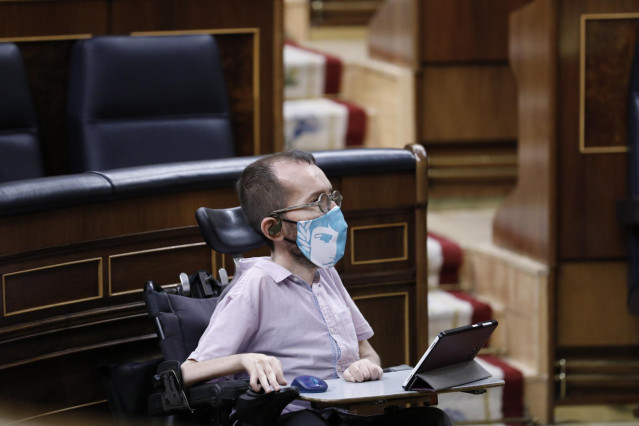 El portavoz de Unidas Podemos en el Congreso, Pablo Echenique, a su llegada al Congreso de los Diputados durante una sesión plenaria para debatir sobre el Decreto Ley 21/2020, o decreto de la ‘nueva normalidad’, que rige en España desde el término del est