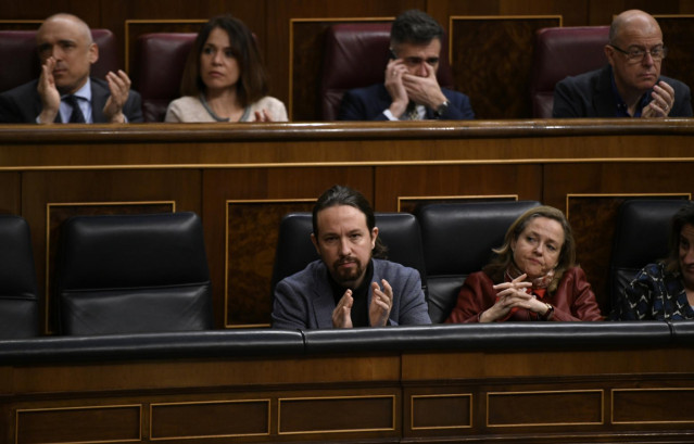 El vicepresidente del Gobierno de Derechos Sociales y Agenda 2030, Pablo Iglesias y la vicepresidenta Tercera del Gobierno y Ministra de Asuntos Económicos y Transformación Digital, Nadia Calviño, en el Congreso de los Diputados durante la sesión plenaria
