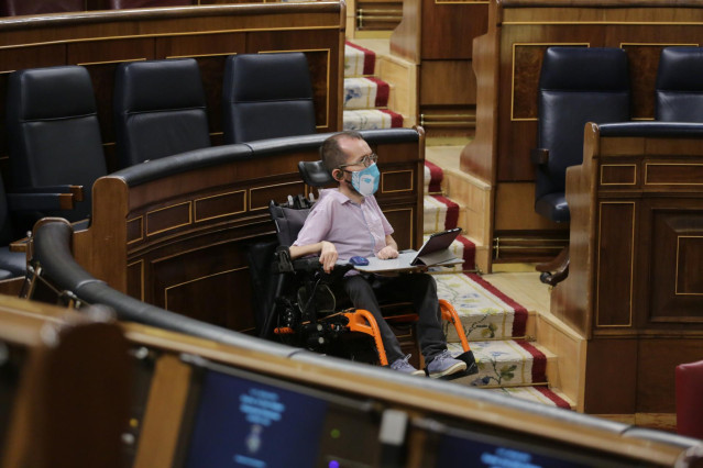 El portavoz de Unidas Podemos en el Congreso, Pablo Echenique, en el Congreso de los Diputados durante una sesión plenaria para debatir sobre el Decreto Ley 21/2020, o decreto de la ‘nueva normalidad’, que rige en España desde el término del estado de ala