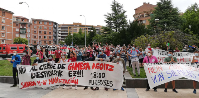 Concentración de trabajadores de Siemens Gamesa de Aoiz frente al Departamento de Desarrollo Económico