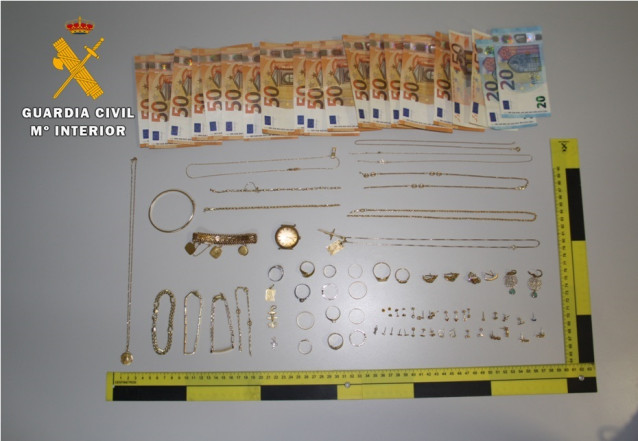 Material incautado tras la detención de los tres integrantes de la banda.