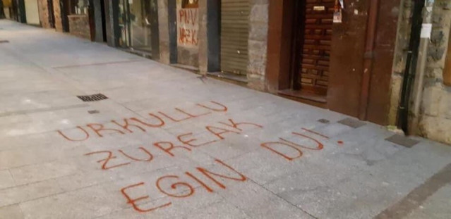 Pintada contra Urkullu aparecida en una calle de Euskadi