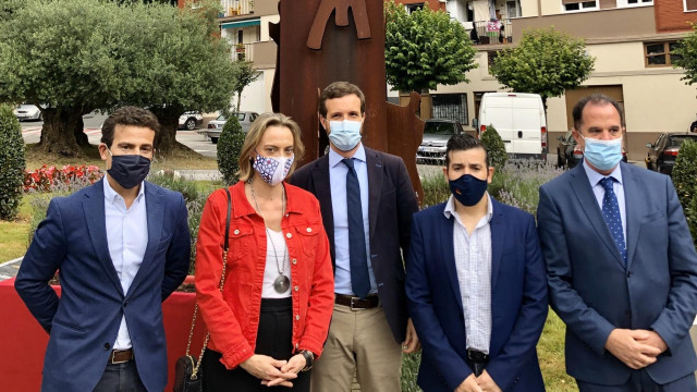 Pablo Casado participa en una ofrenda floral al concejal assinado por ETA Miguel Ángel Blanco junto a otros dirigentes del partido en Euskadi