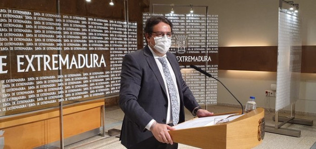 El consejero de Sanidad, José María Vergeles, en rueda de prensa en Mérida