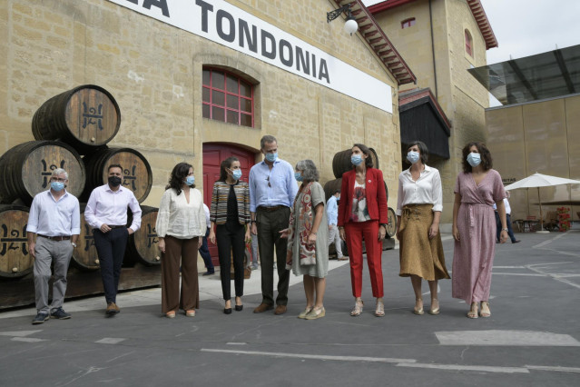 Los Reyes de España, Felipe VI (5i) y doña Letizia (6i), durante su visita a la Estación Enológica de Haro, dentro de su visita programada por provincia de La Rioja. En Haro, La Rioja, (España), a 10 de julio de 2020.
