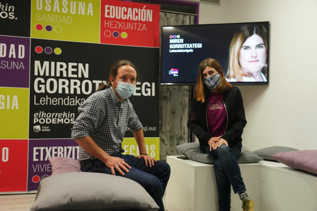 El secretario general de Podemos y vicepresidente segundo del Gobierno, Pablo Iglesias, con la candidata a lehendakari de Elkarrekin Podemos-IU, Miren Gorrotxategi