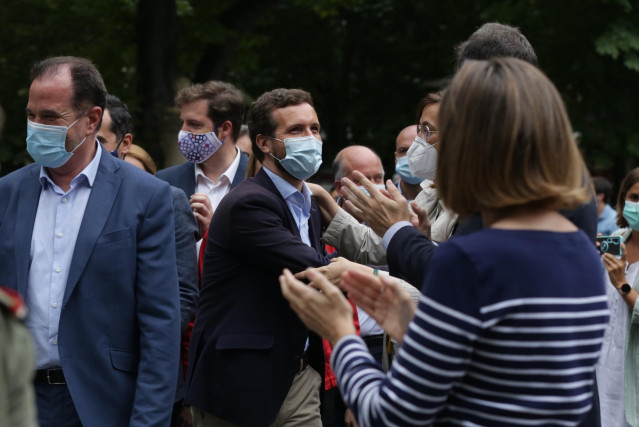 El presidente del Partido Popular, Pablo Casado (2L), saluda a los asistentes durante la clausura del acto de cierre de campaña de la coalición PP+Cs en Vitoria, en el que también participa el candidato a lehendakari, Carlos Iturgaiz