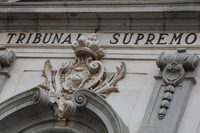 Escudo de España en la fachada del edificio del Tribunal Supremo