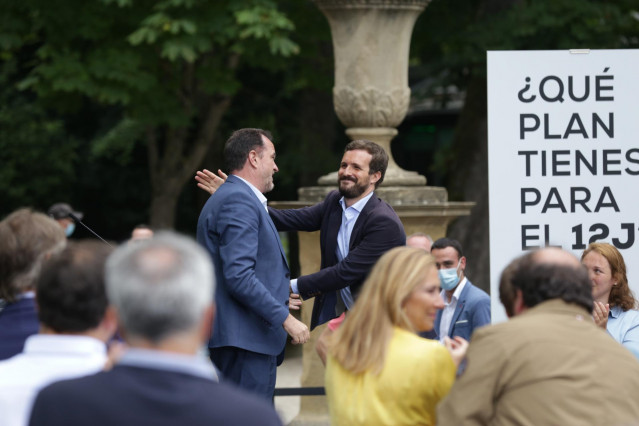 El candidato a lehendakari por la coalición PP+Cs, Carlos Iturgaiz (i) y el presidente del Partido Popular, Pablo Casado (d), se saludan durante la clausura del acto de cierre de campaña