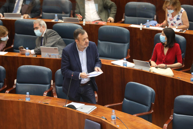 El consejero de Políticas Sociales de la Comunidad de Madrid, Alberto Reyero, en la Asamblea de Madrid