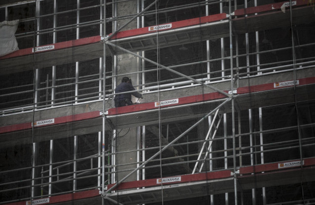 Un obrero trabaja en una obra