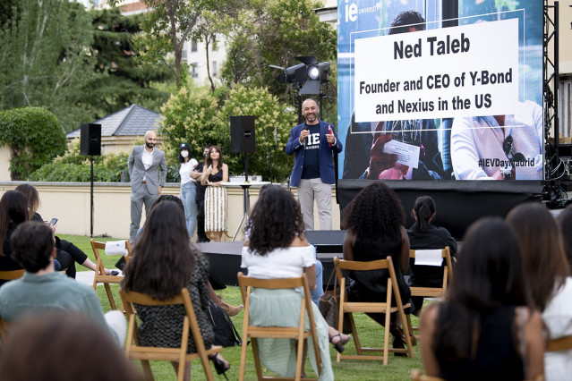 Foto de un speaker durante el 'venture day' Madrid 2020 de IE University