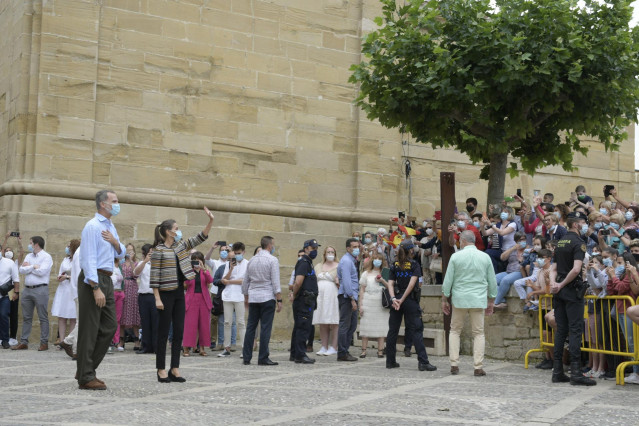 Los Reyes de España saludan a los centenares de personas congregadas frente a la Catedral de Santo Domingo de la Calzada, durante su visita hoy a La Rioja.