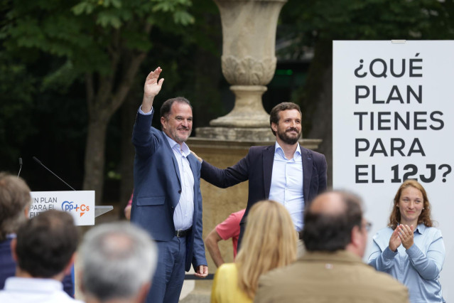 El candidato a lehendakari por la coalición PP+Cs, Carlos Iturgaiz (i) y el presidente del Partido Popular, Pablo Casado (d), durante la clausura del acto de cierre de campaña en Vitoria / Álava / País Vasco (España), a 10 de julio de 2020.