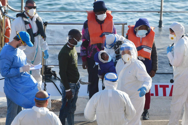 Desembarco de migrantes rescatados en Malta