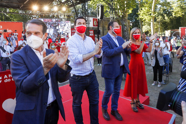 (I-D) El alcalde de Vigo; El candidato socialista a la presidencia de la Xunta, Gonzalo Caballero; y el ministro de Transportes, Movilidad y Agenda Urbana, y Secretario de Organización del PSOE, José Luis Ábalos, en el acto del cierre de campaña PSdeG-PSO