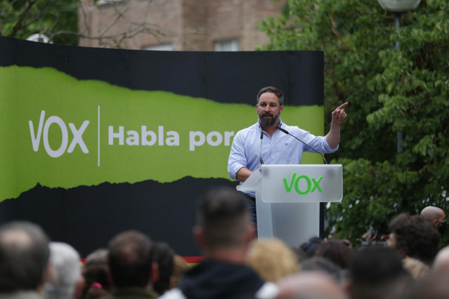 El líder de Vox, Santiago Abascal, interviene en el acto del cierre de campaña del partido para las elecciones vascas del 12 de julio, en Vitoria, Álava, País Vasco, (España), a 10 de julio de 2020.