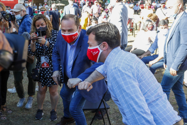 El ministro de Transportes, Movilidad y Agenda Urbana, y Secretario de Organización del PSOE, y el candidato socialista a la presidencia de la Xunta, Gonzalo Caballero, se saludan con el codo en el acto del cierre de campaña PSdeG-PSOE.