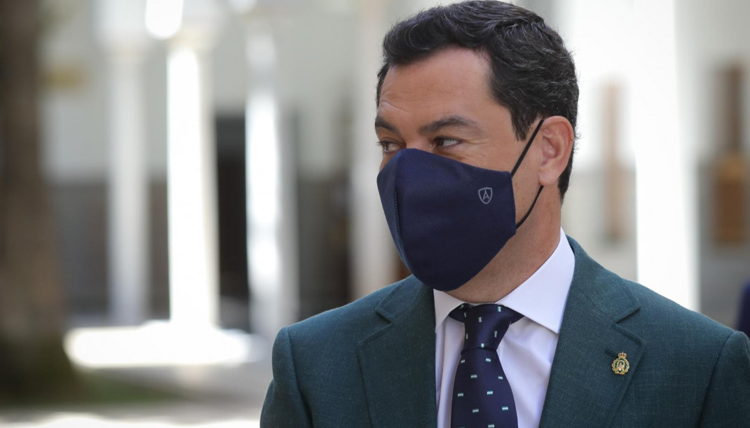 El presidente de la Junta, Juanma Moreno, antes de entrar en el Salón de Plenos del Parlamento andaluz.