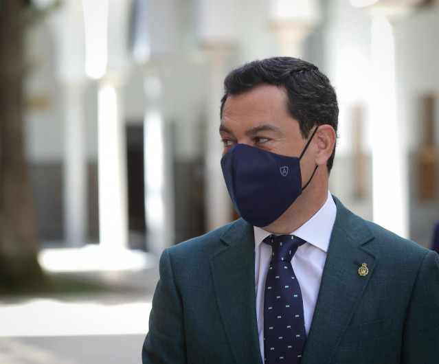 El presidente de la Junta, Juanma Moreno, antes de entrar en el Salón de Plenos del Parlamento andaluz.