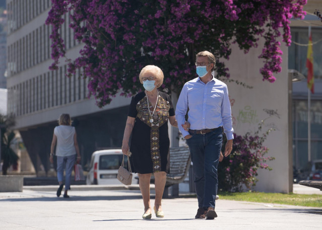 Alberto Núñez Feijóo pasea con su madre, Sira Feijóo, por Vigo en la jornada de reflexión