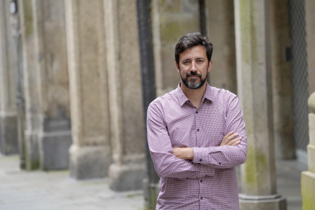 El candidato a la Presidencia de la Xunta por la coalición Galicia en Común-Anova Mareas, Antón Gómez-Reino, posa en el entorno de la plaza de Platería, durante una entrevista para Europa Press, en Santiago de Compostela, A Coruña, Galicia (España), a 17