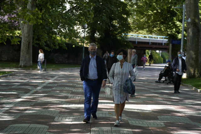 El Lehendakari, Iñigo Urkullu, con su mujer paseando durante el día de reflexión