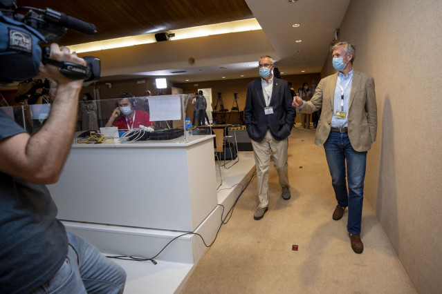 El vicepresidente de la Xunta, Alfonso Rueda, visita el centro de prensa para las elecciones del 12 de julio de 2020 con el director xeral de Emerxencias e Interior, Santiago Villanueva