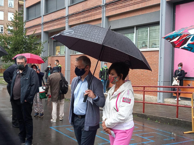 El Lehendakari y su mujer van a votar en Durango (Bizkaia)