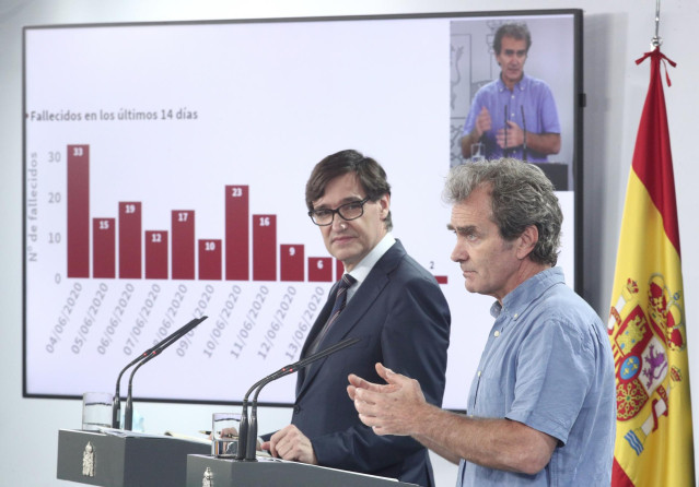 El ministro de Sanidad, Salvador Illa, y el director del CCAES, Fernando Simón, en una foto de archivo