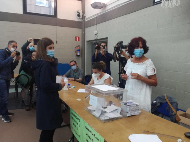 La candidata de Elkarrekin Podemos-IU, Miren Gorrotxategi, vota en Durango (Bizkaia)