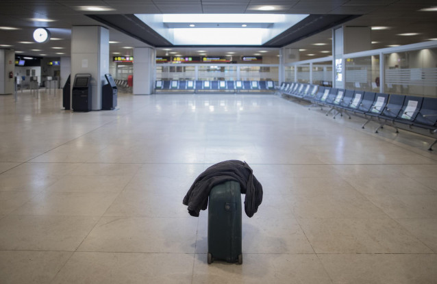 Una maleta en el suelo en la Terminal T1 del Aeropuerto Adolfo Suárez Madrid-Barajas el día de su apertura y de las fronteras de España, en Madrid