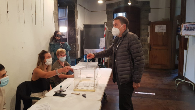 El coordinador general de EH Bildu, Arnaldo Otegi, votando en  la casa de cultura de Elgoibar (Gipuzkoa)